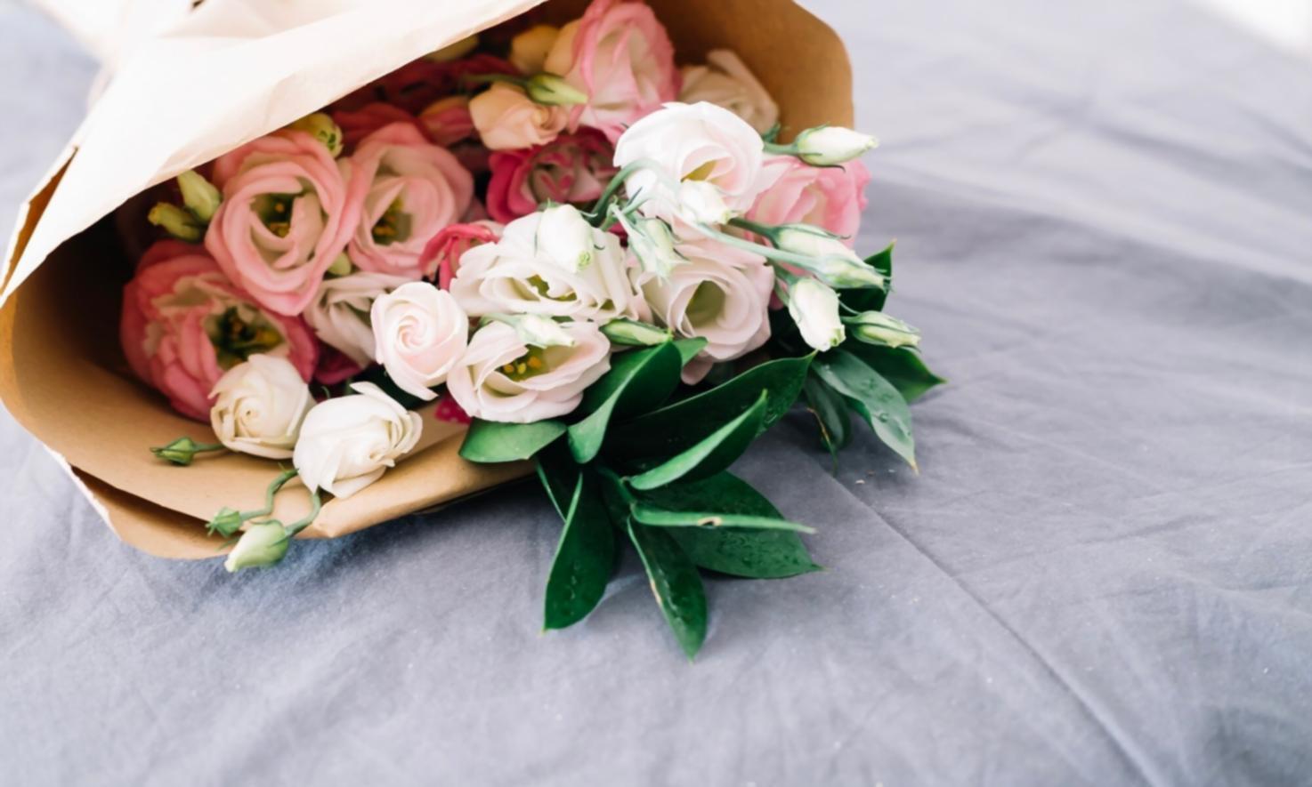 Uzman çiçek bakım danışmanı çalışırken